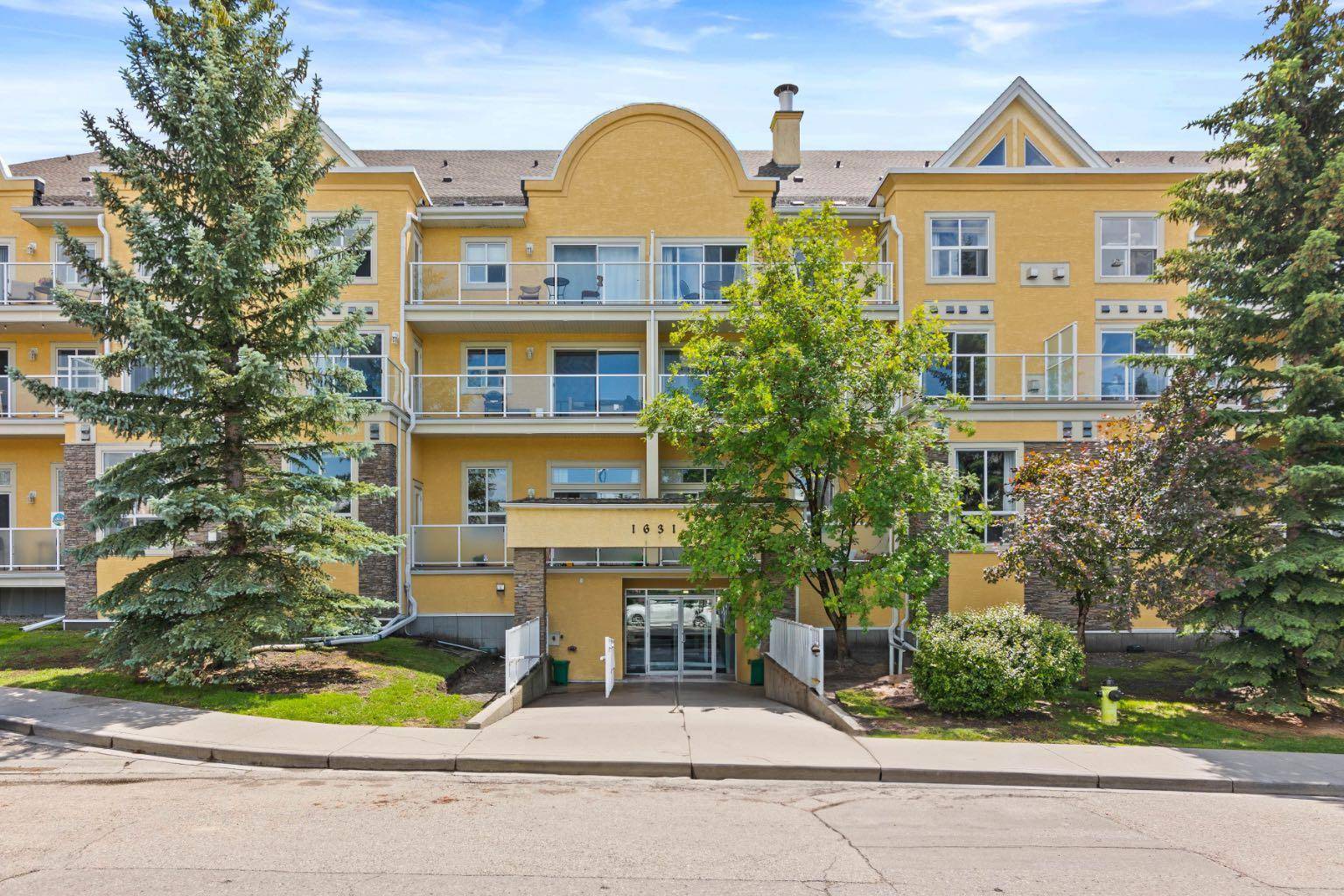 Calgary, AB T2T 1J5,1631 28 AVE SW #308