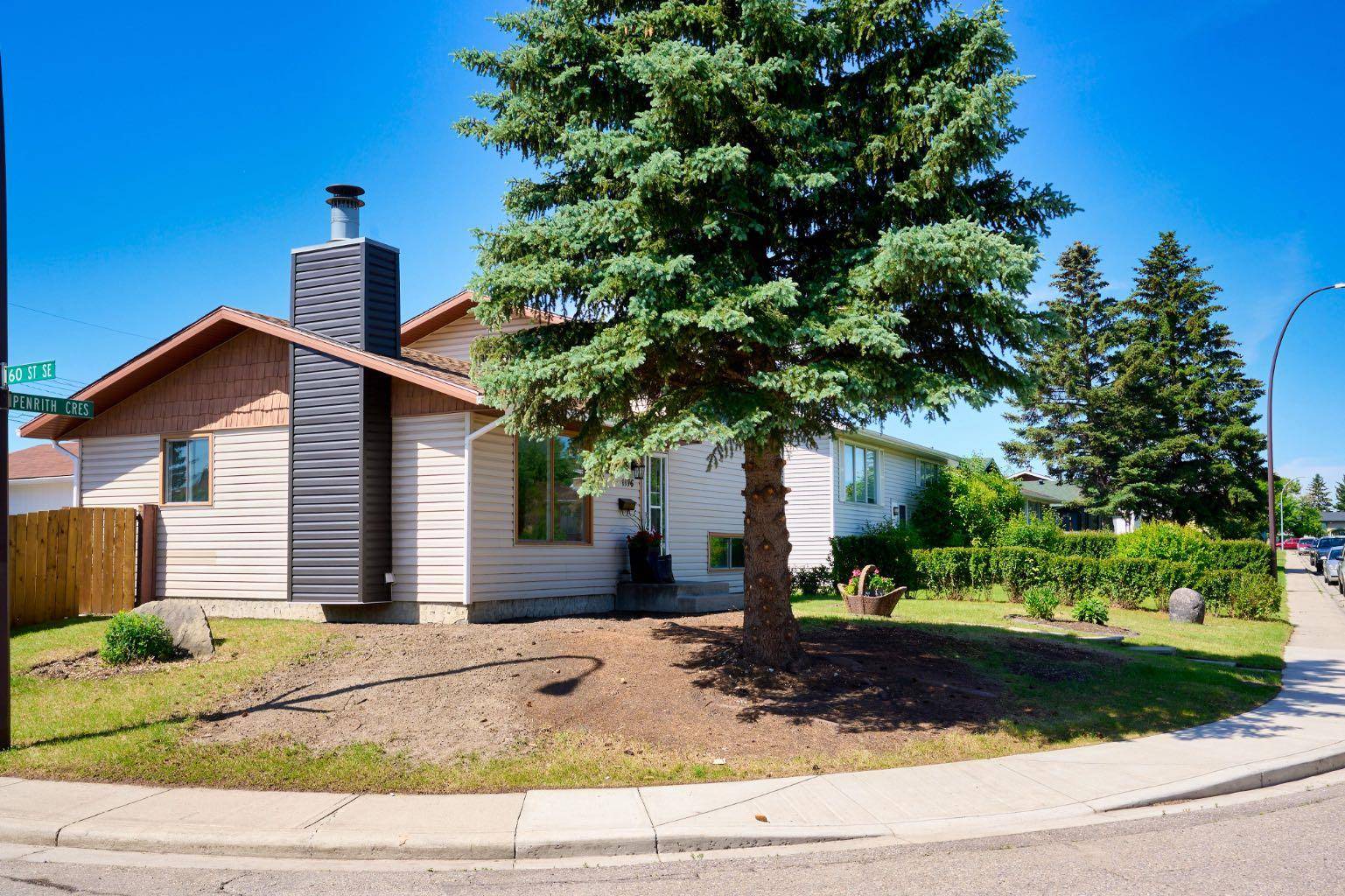 1176 Penrith CRES SE, Calgary, AB T2A 2H9
