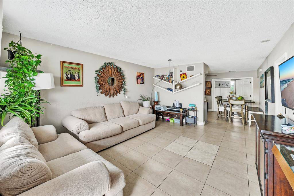 2175 NE 56 St #203, Fort Lauderdale, FL 33308