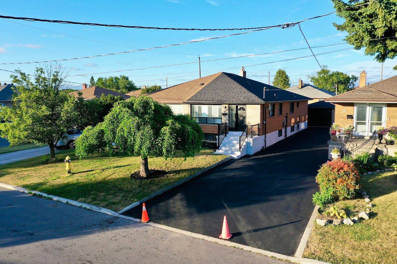 27 Charrington CRES, Toronto W05, ON M3L 2C3