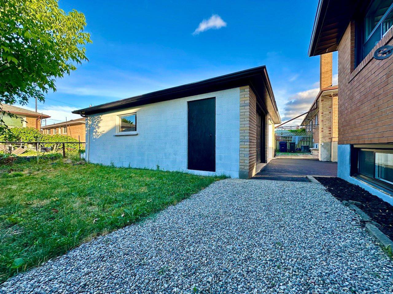Toronto W05, ON M3L 2C3,27 Charrington CRES