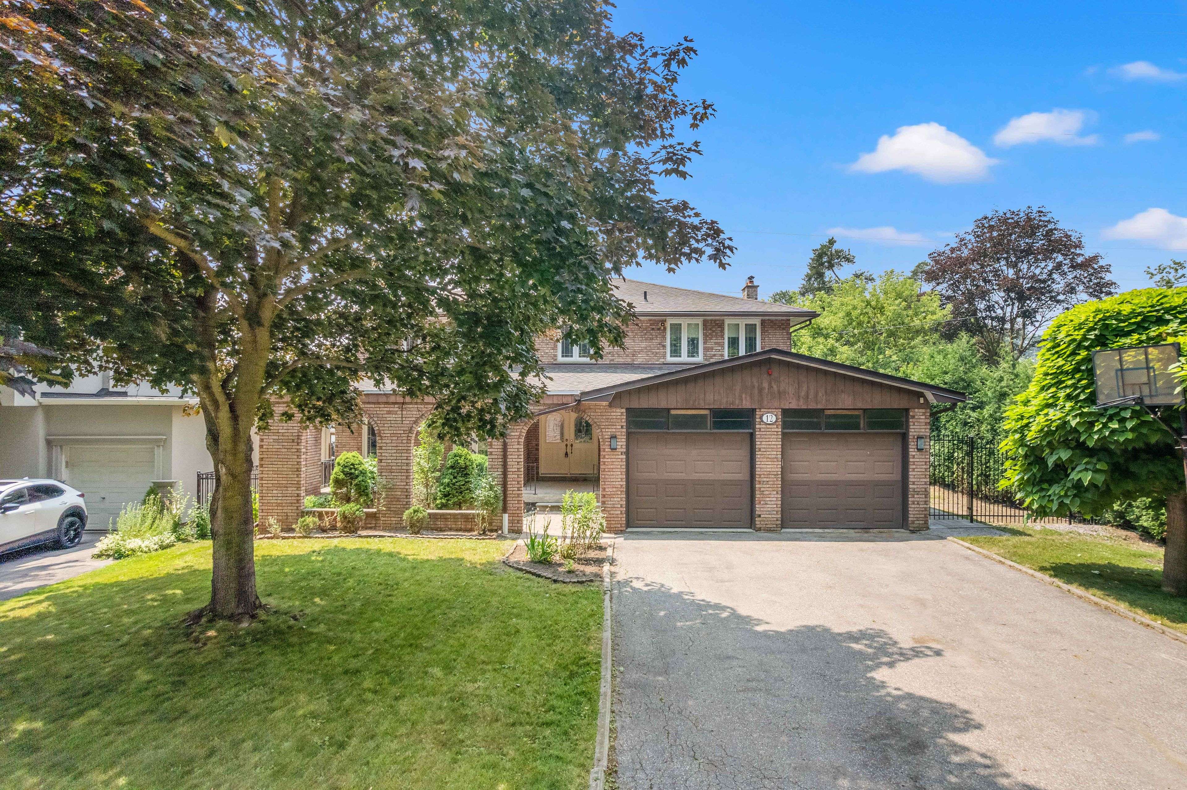 12 Haliburton AVE, Toronto W08, ON M9B 4Y2