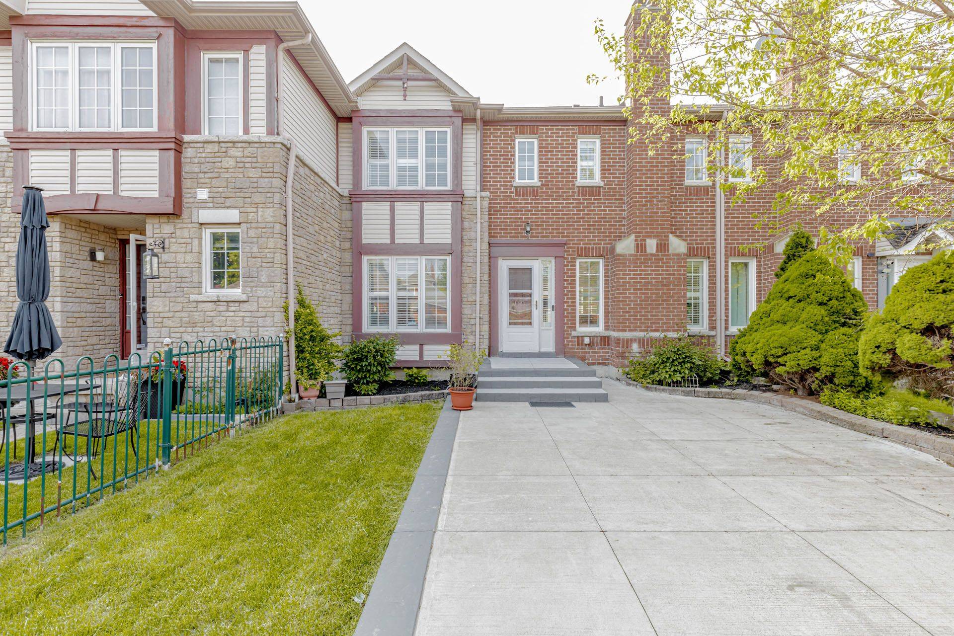 Mississauga, ON L5V 1L3,1135 Bellarosa LN