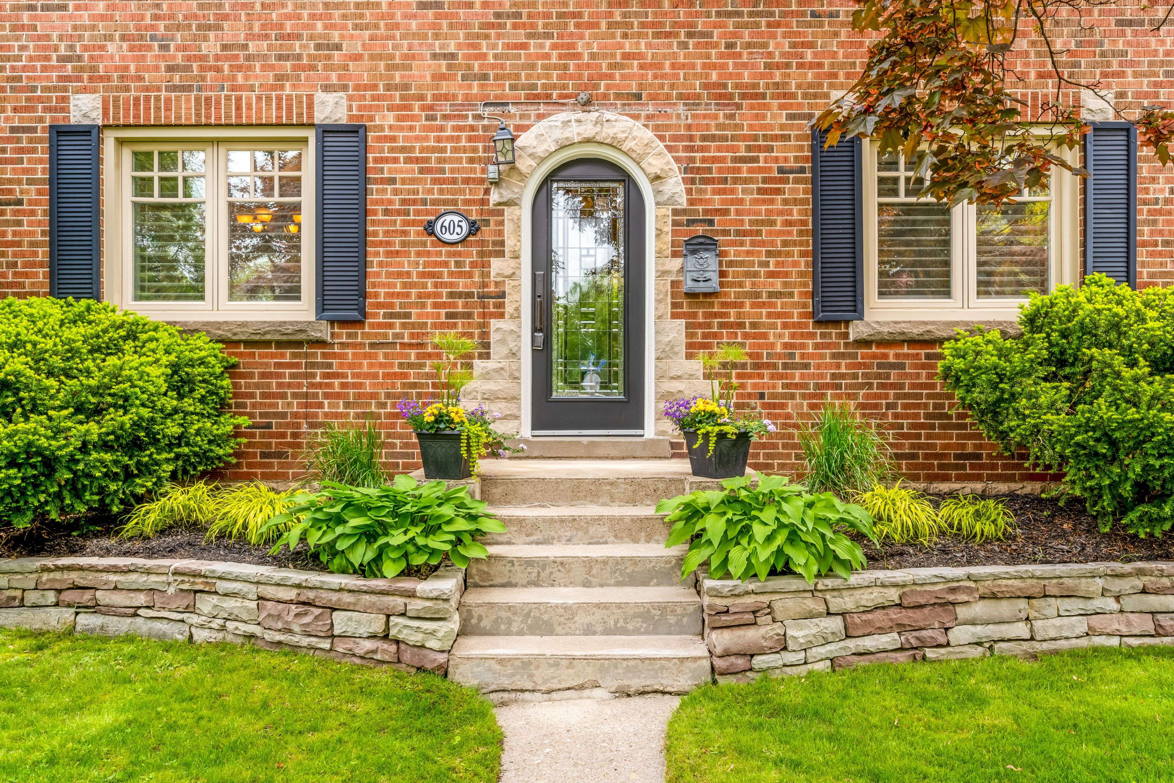 Burlington, ON L7R 2P3,605 Emerald ST