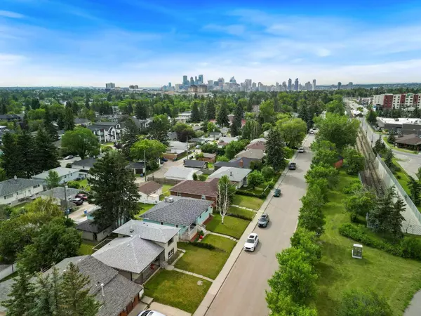 Calgary, AB T2M 4C2,2472 Capitol Hill CRES NW