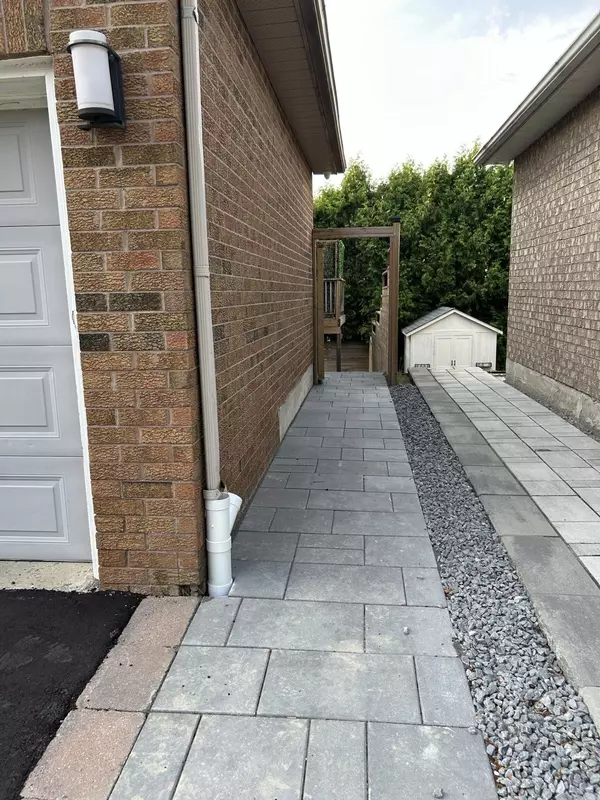 Aurora, ON L4G 6J6,14 Twelve Oaks DR
