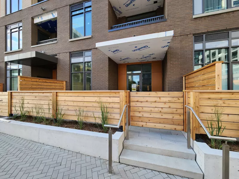 8 Beverley Glen BLVD #102, Vaughan, ON L4J 0L5