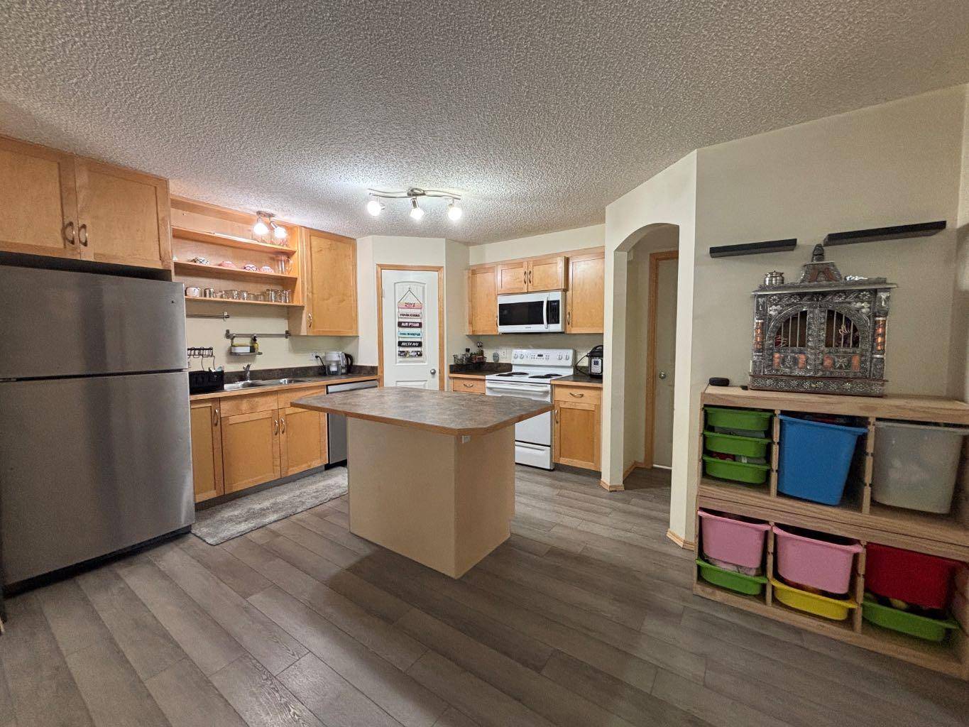 Calgary, AB T2Y5J7,8 Everridge SQ Southwest #106