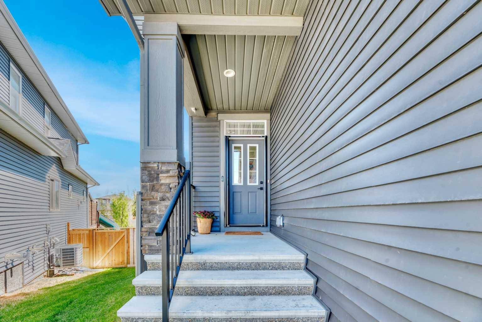 Airdrie, AB T4B 5G1,656 Reynolds CRES SW