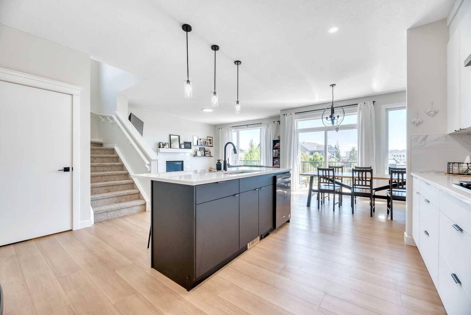 Airdrie, AB T4B 5G1,656 Reynolds CRES SW