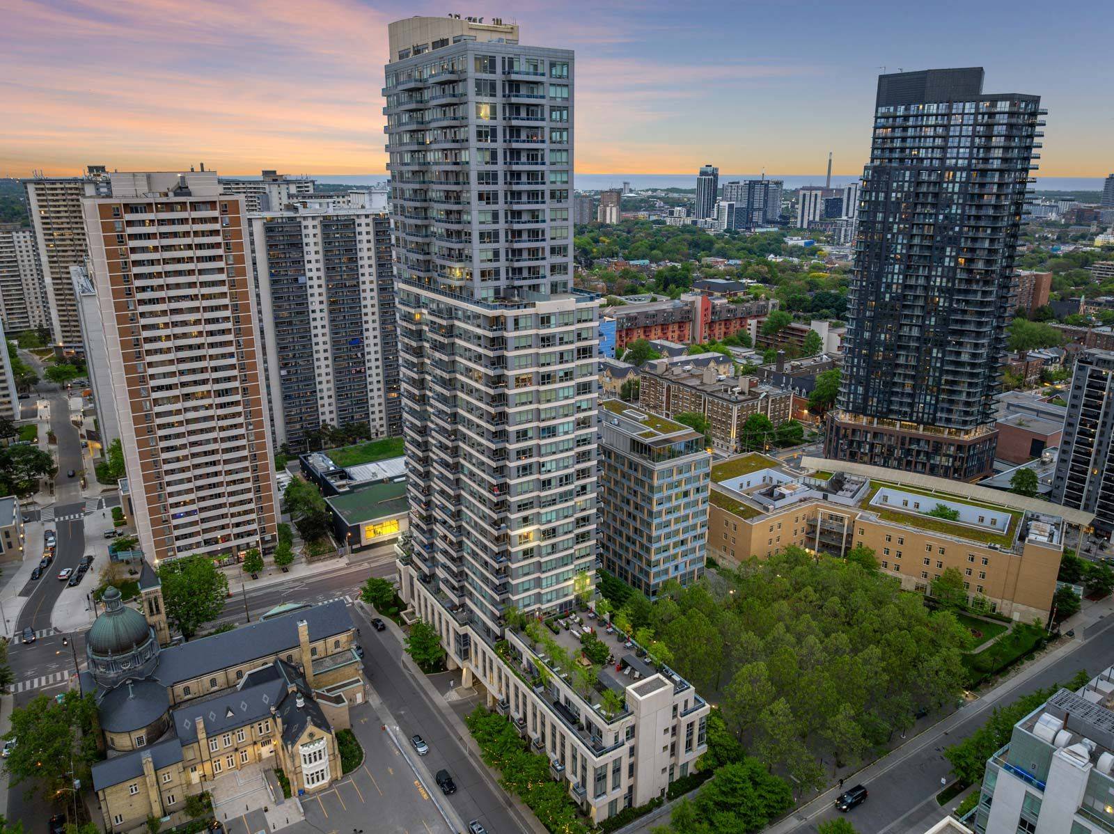 Toronto C08, ON M4X 1L1,500 Sherbourne ST #3207