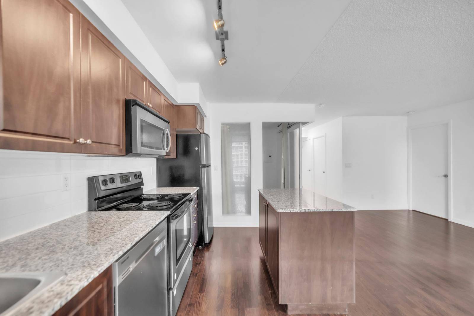 Toronto C01, ON M5V 1B1,209 Fort York BLVD #1068