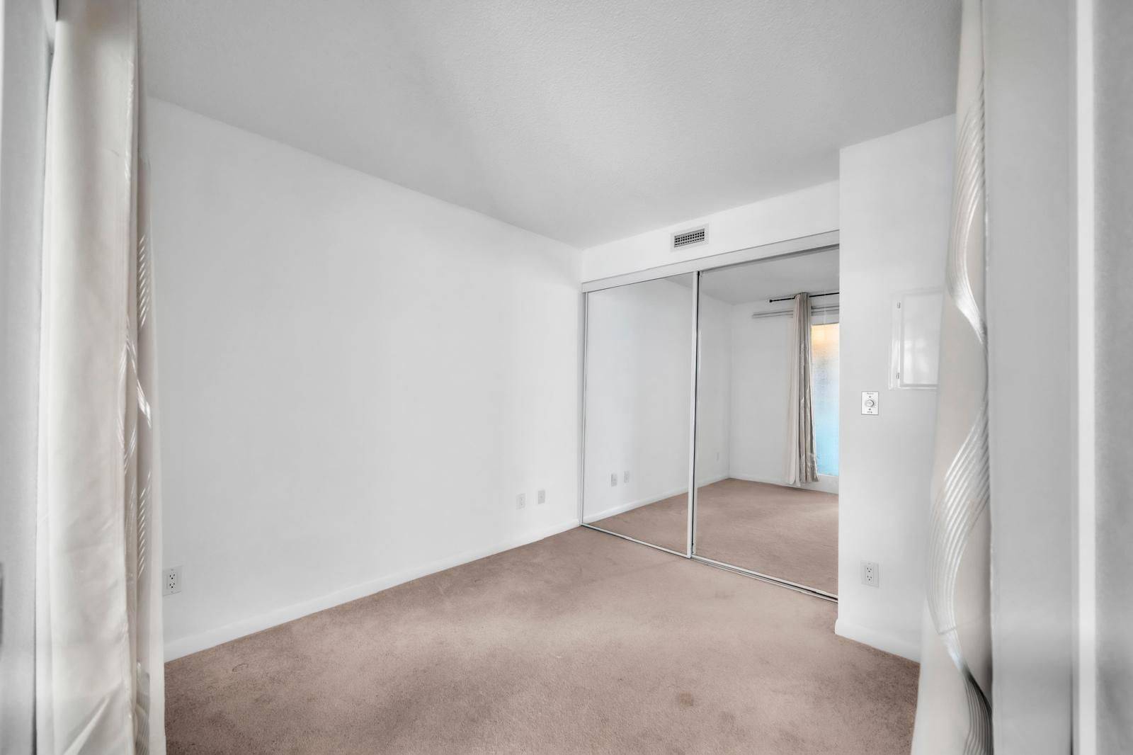 Toronto C01, ON M5V 1B1,209 Fort York BLVD #1068