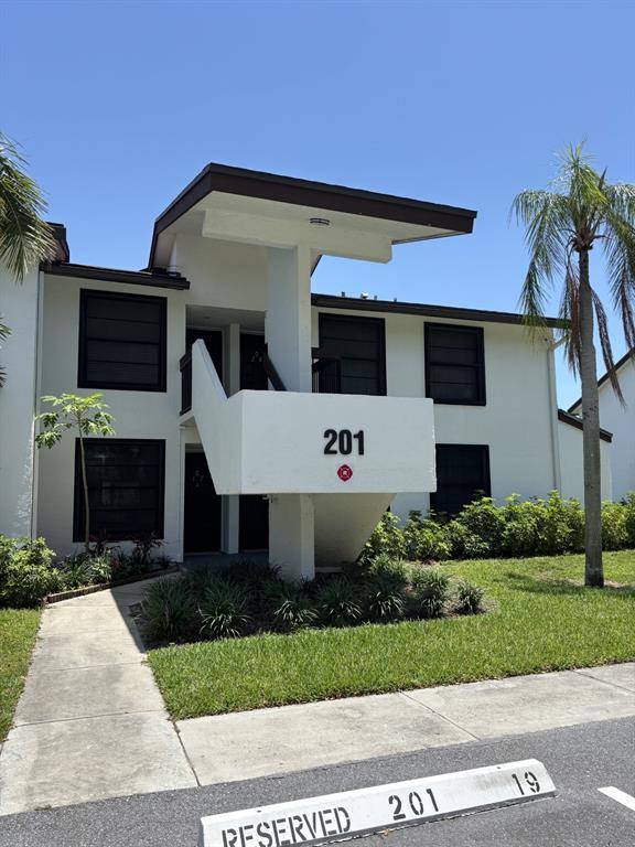 Oakland Park, FL 33309,201 Lake Pointe Dr #107