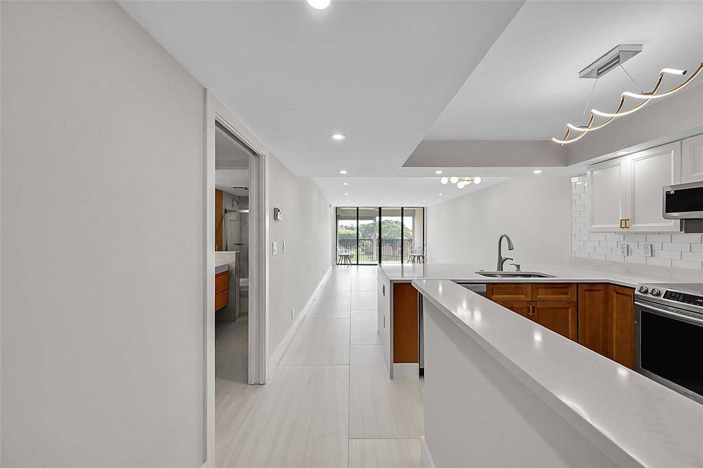 6547 Coral Lake Dr #411, Margate, FL 33063