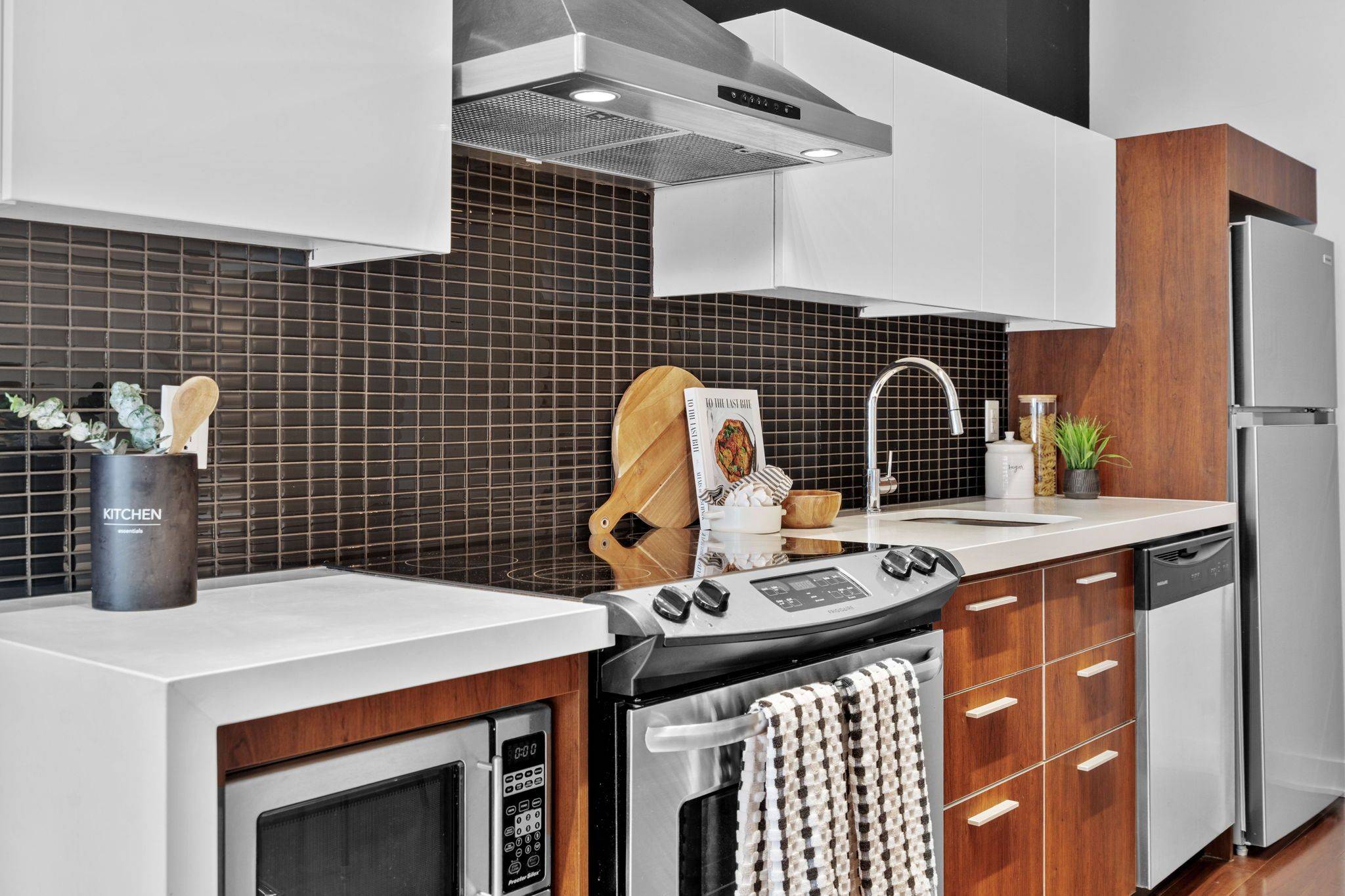 Ottawa Centre, ON K2P 1A4,340 Mcleod ST #106