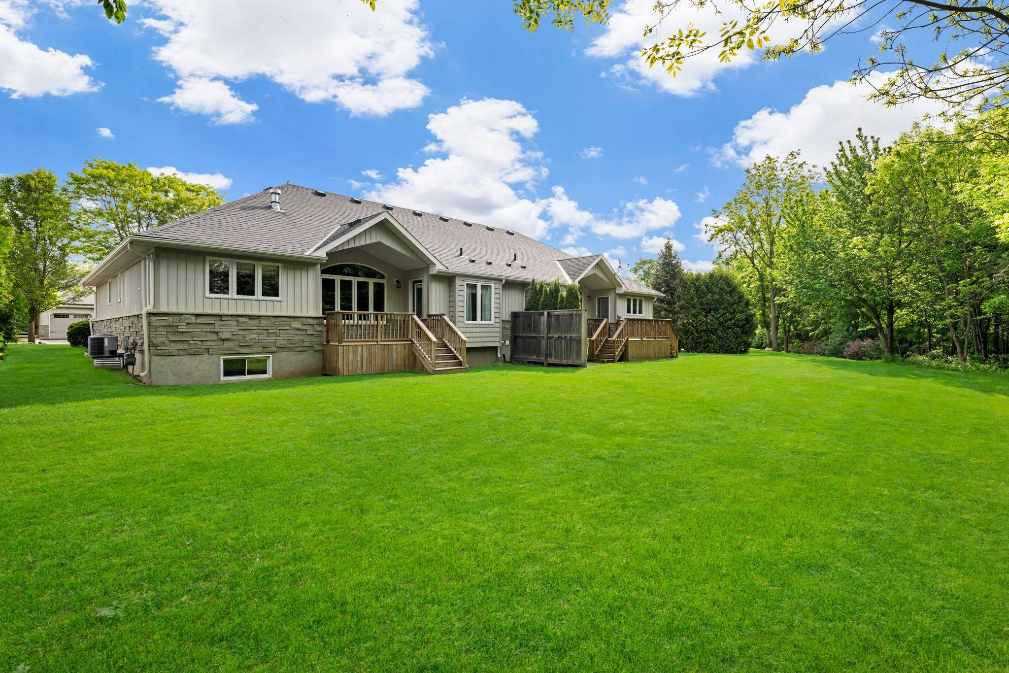 West Lincoln, ON L0R 2A0,18 Riverside CIR