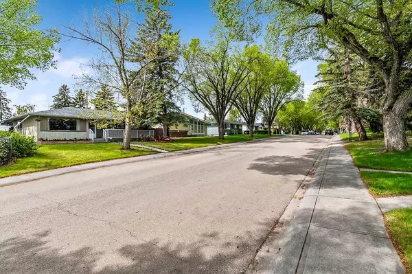 74 Armstrong CRES Southeast, Calgary, AB T2J 0X3
