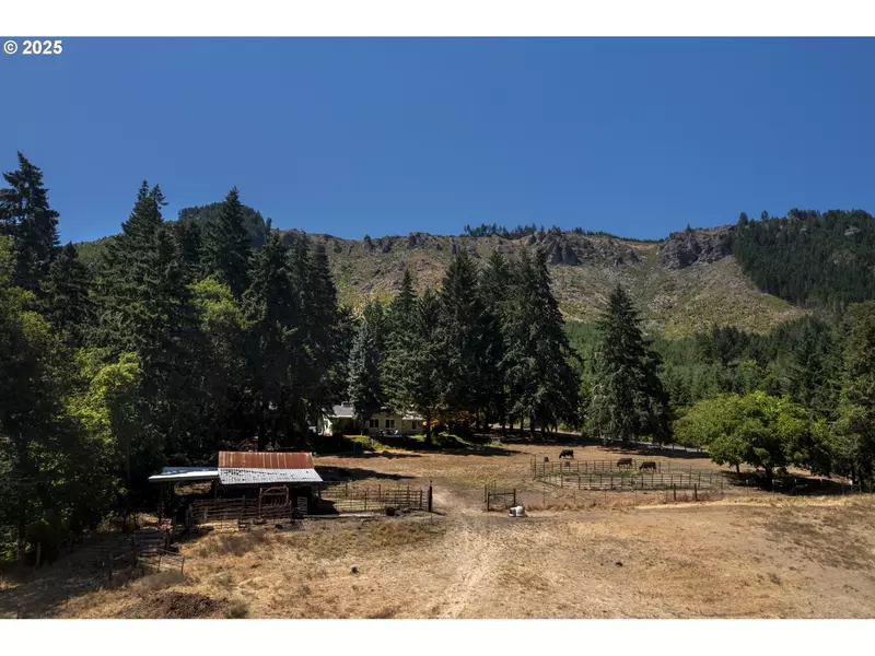 1620 TOUCHSTONE LN, Roseburg, OR 97471