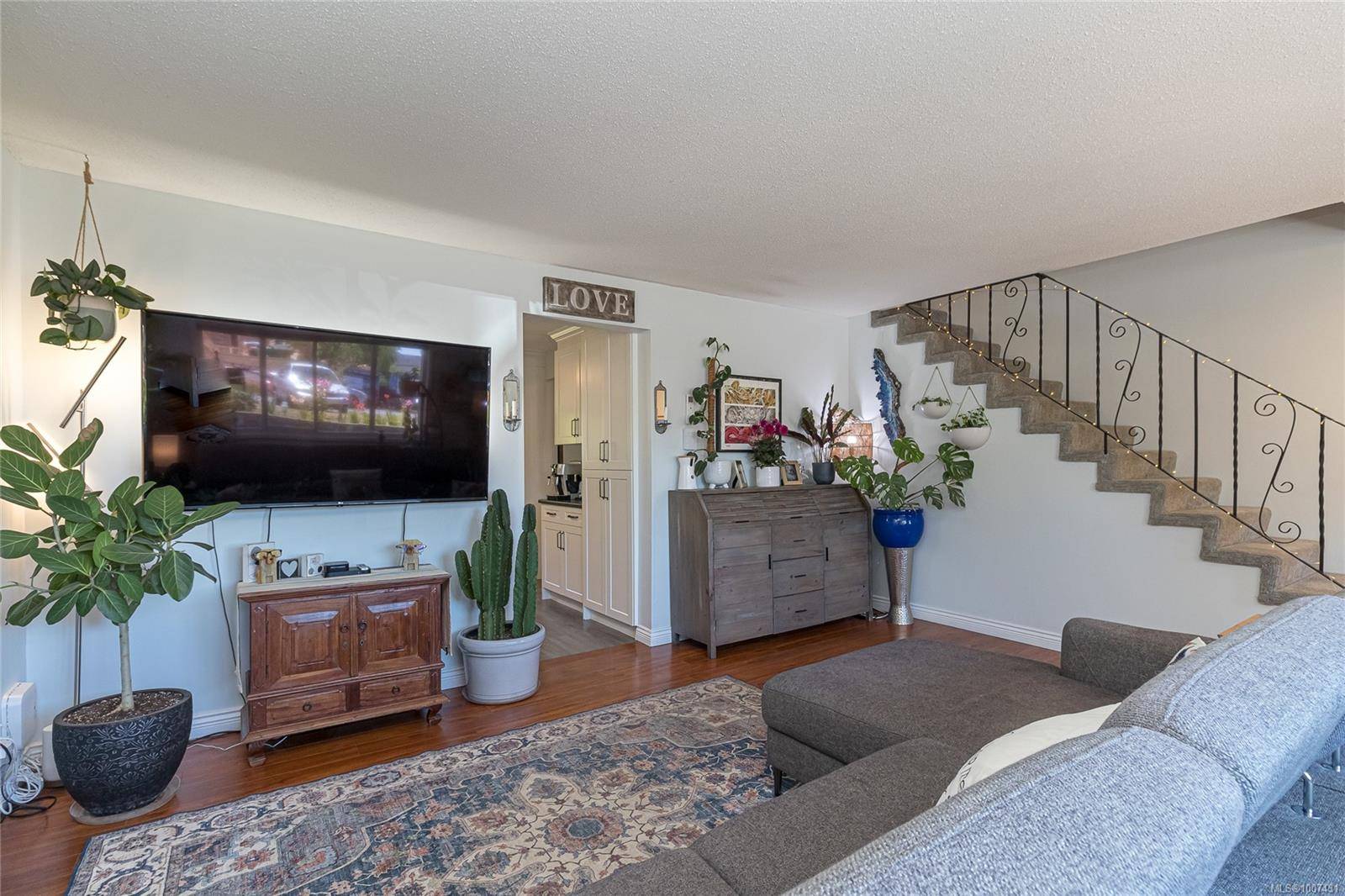 Saanich, BC V8Z 2G4,620 Broadway St