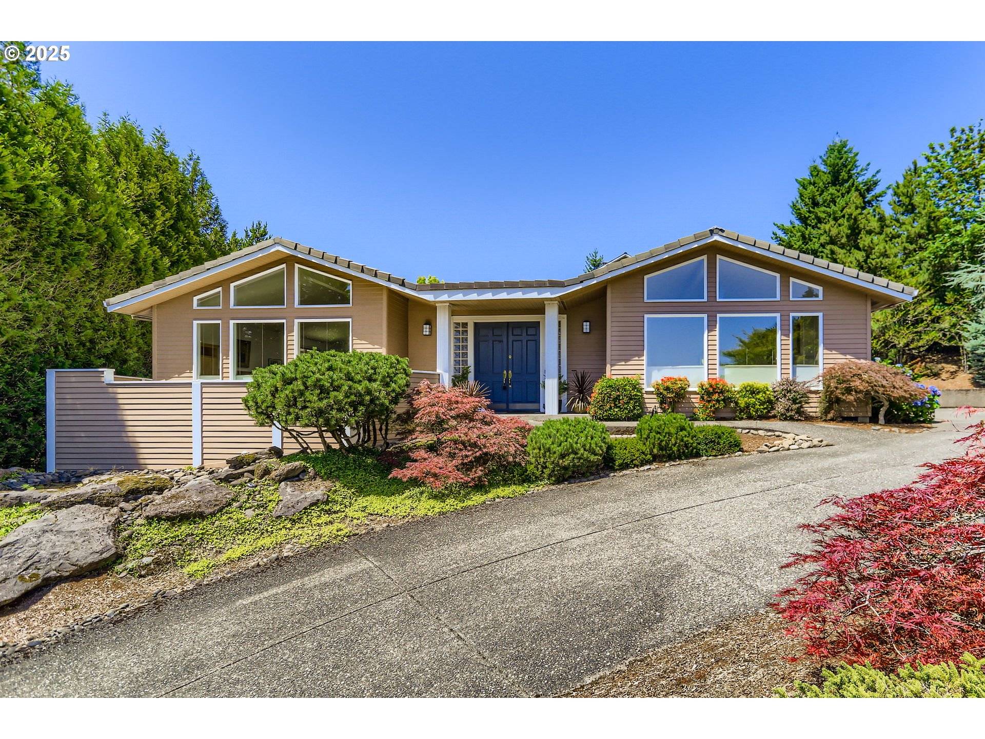 1611 SW DICKINSON LN, Portland, OR 97219