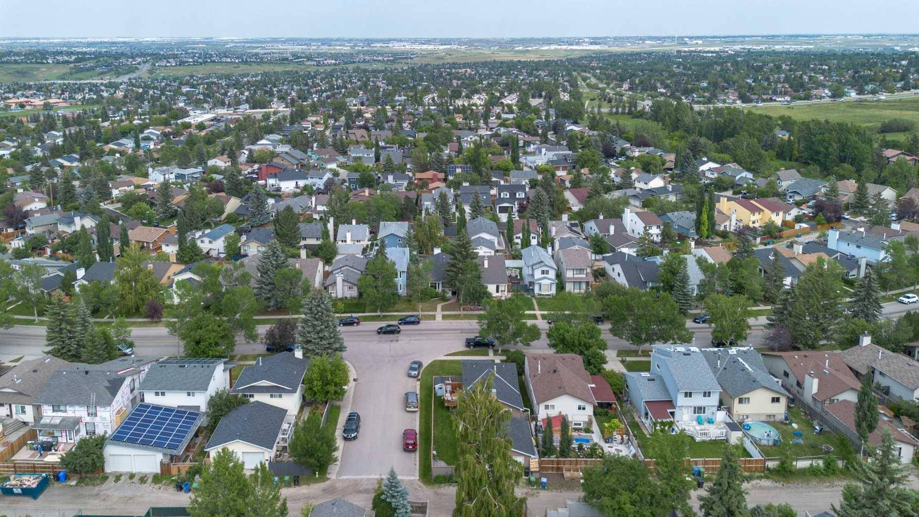 Calgary, AB T3K 2G4,200 Macewan Glen DR Northwest