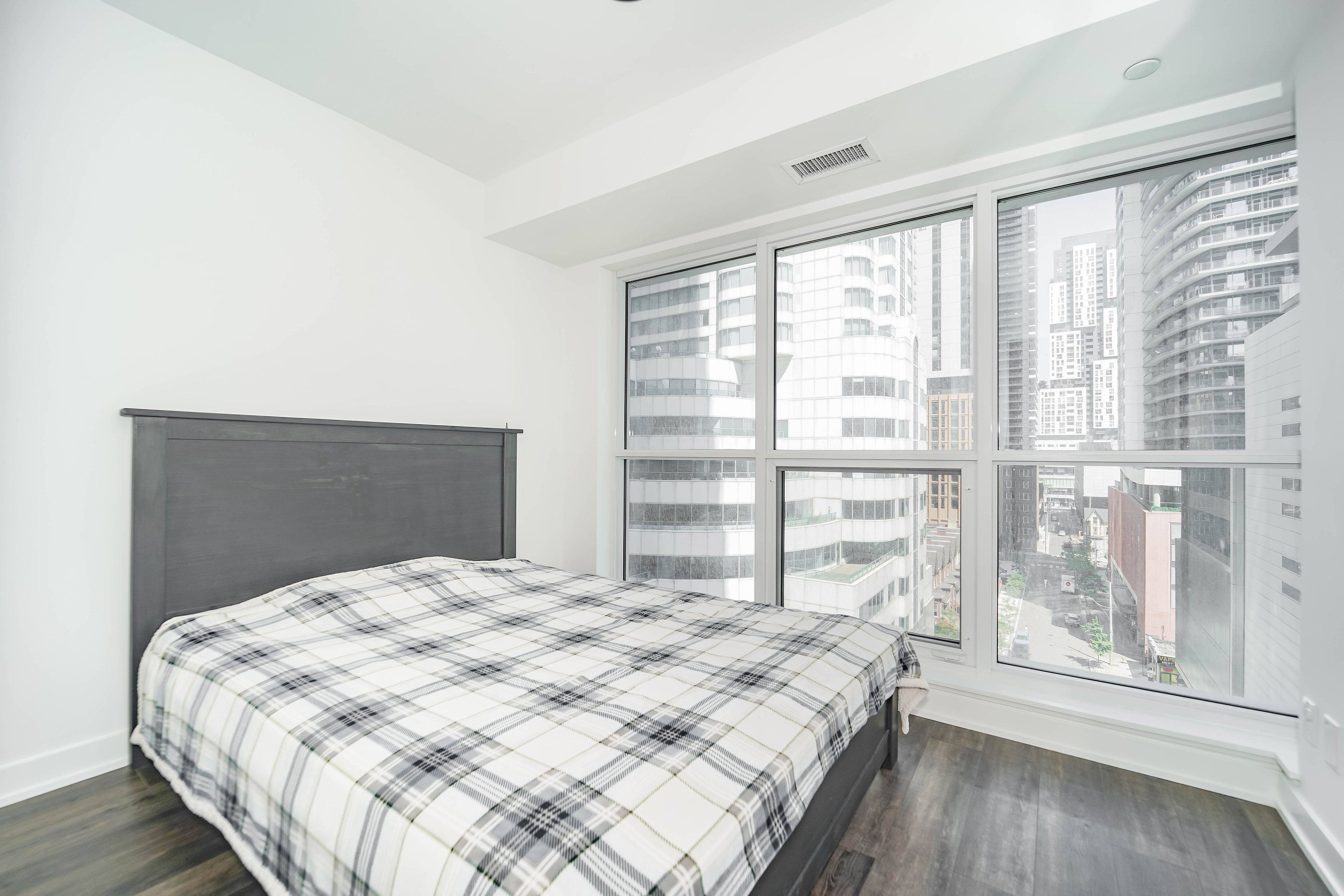 Toronto C01, ON M5V 0W7,327 King ST W #807
