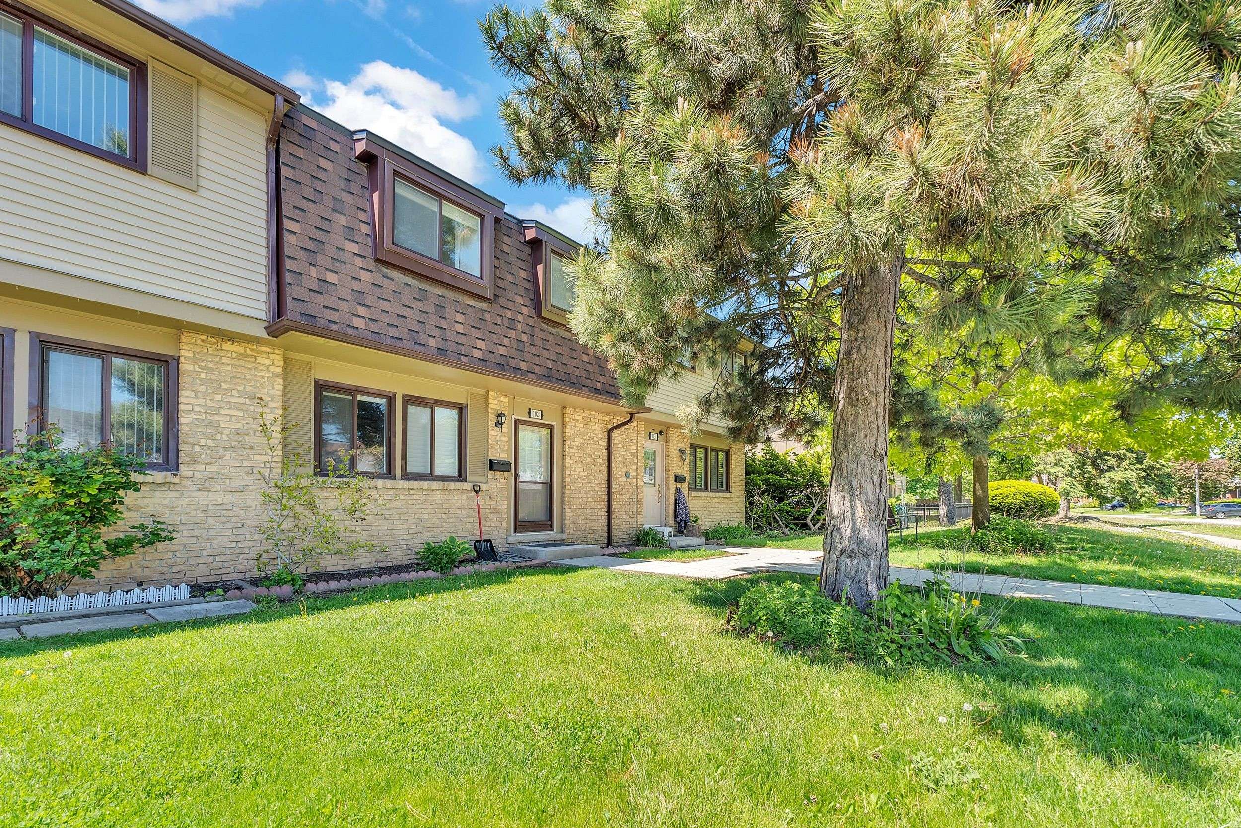 105 Hansen RD N #102, Brampton, ON L6V 3C9