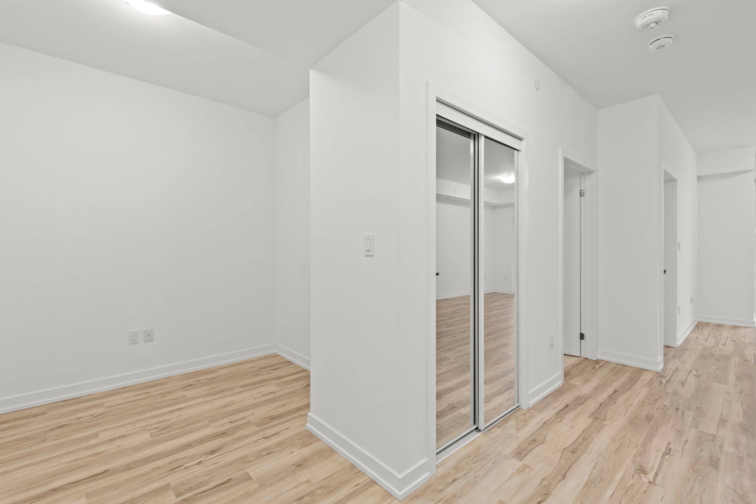 Hamilton, ON L8B 1Z2,450 DUNDAS ST E #219
