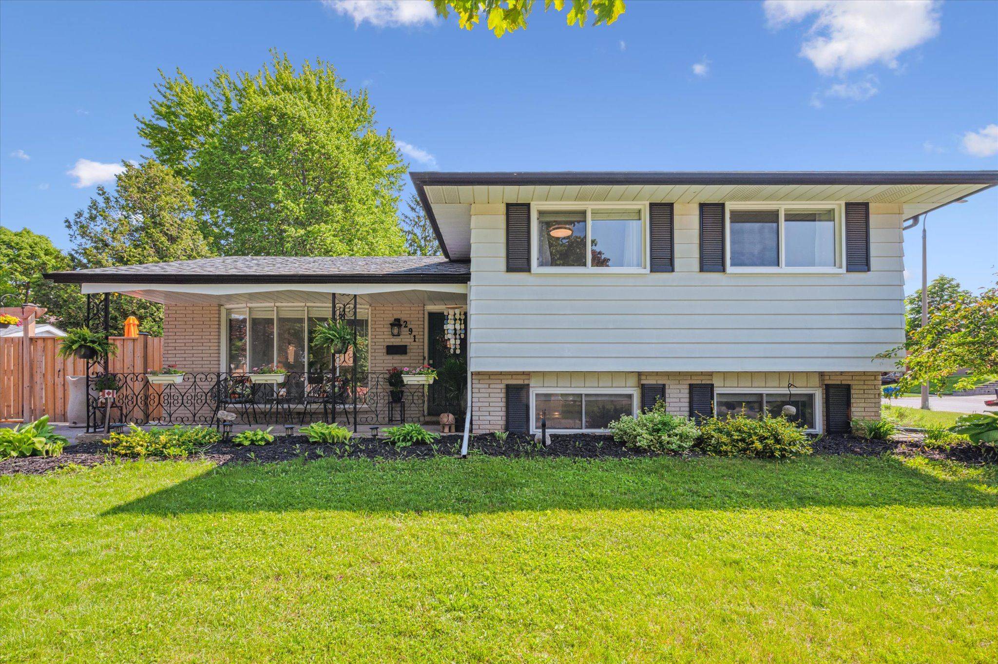 291 Parkmount DR, Waterloo, ON N2L 4M9