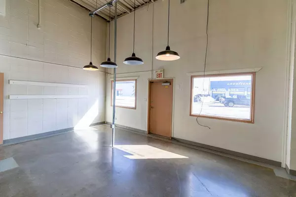 Calgary, AB T2E 2M7,430 A 40 AVE NE