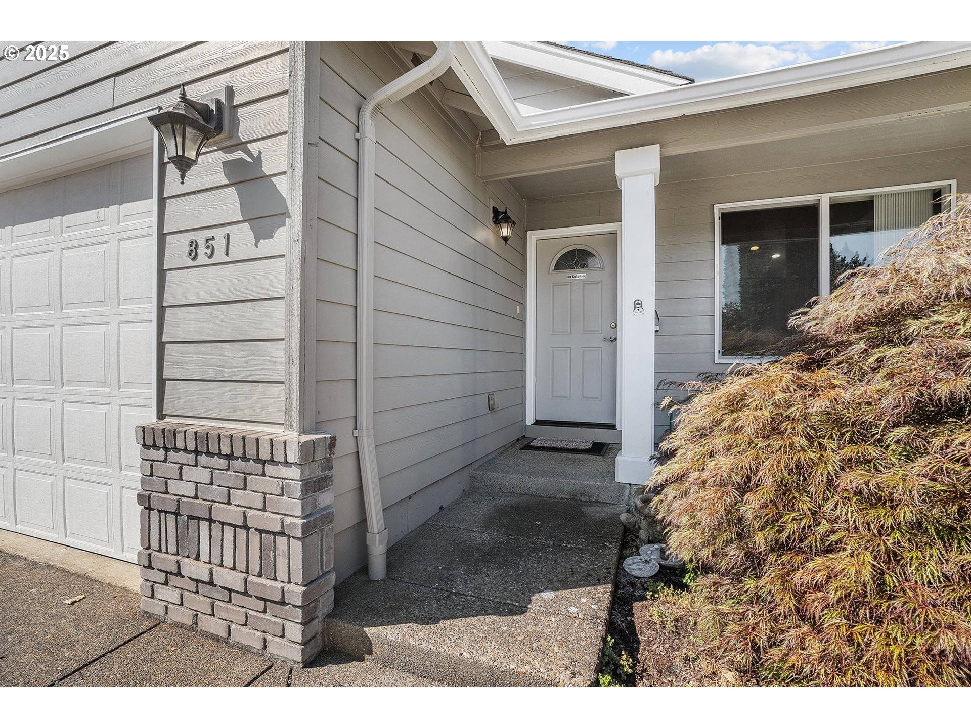 Molalla, OR 97038,851 MEADOW DR