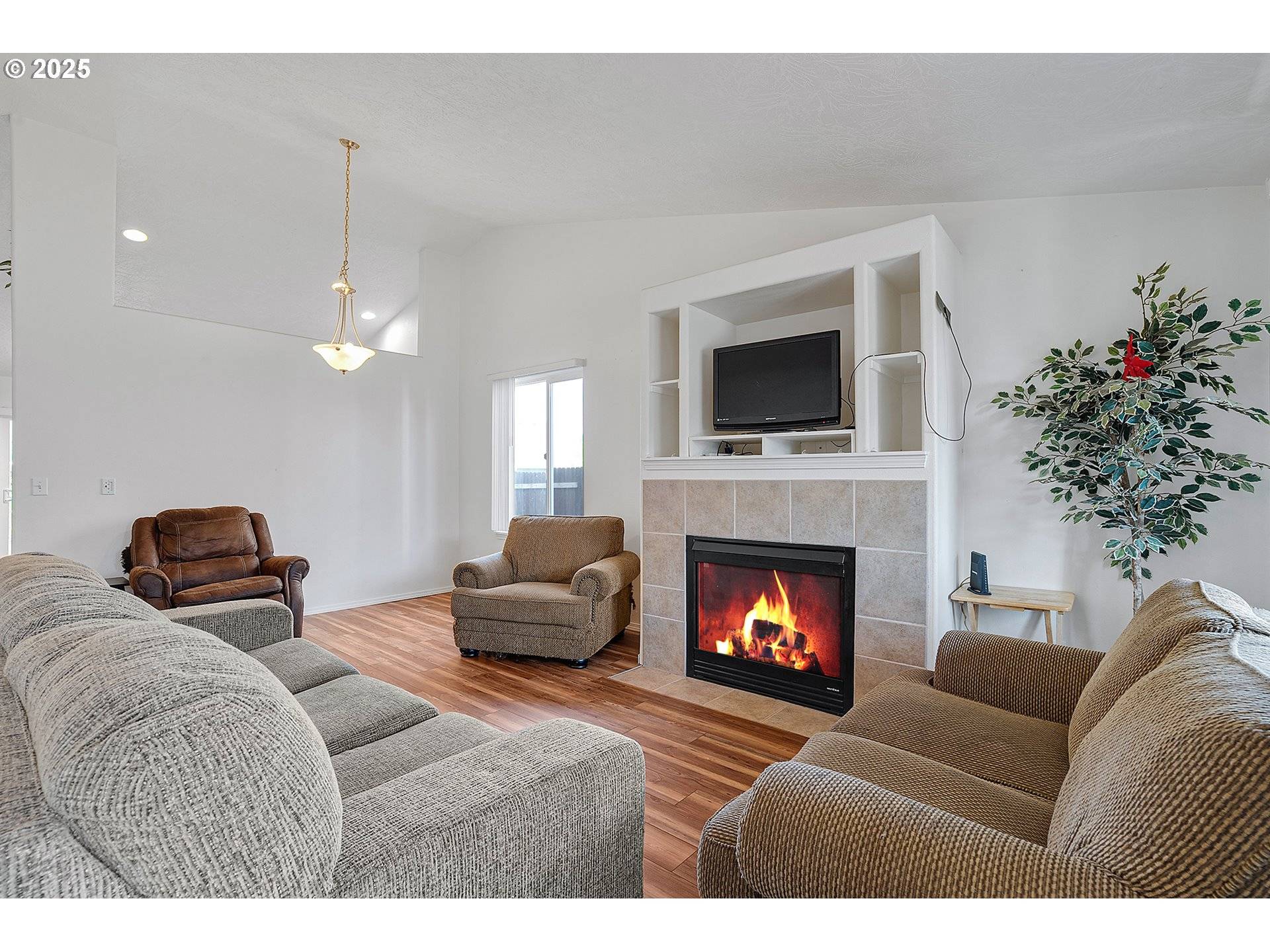 Molalla, OR 97038,851 MEADOW DR