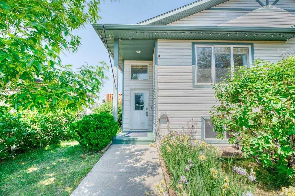 6 Westlake GLN, Strathmore, AB T1P 1W8