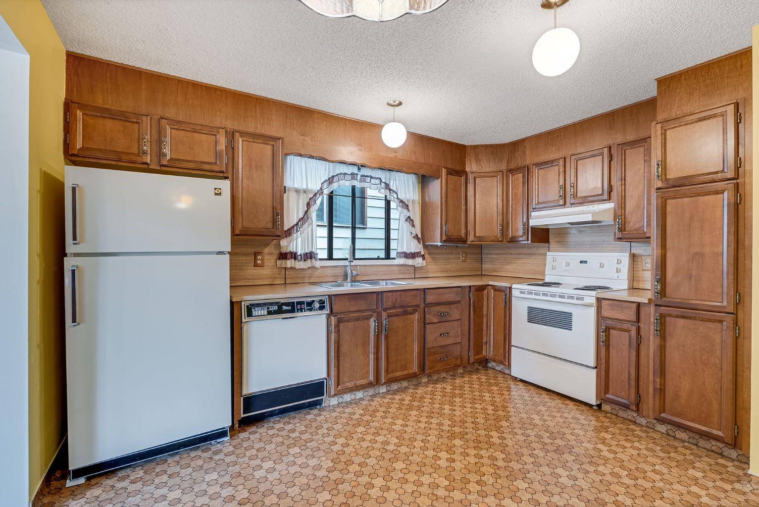 Calgary, AB T3A 2S6,40 Edgeford RD NW