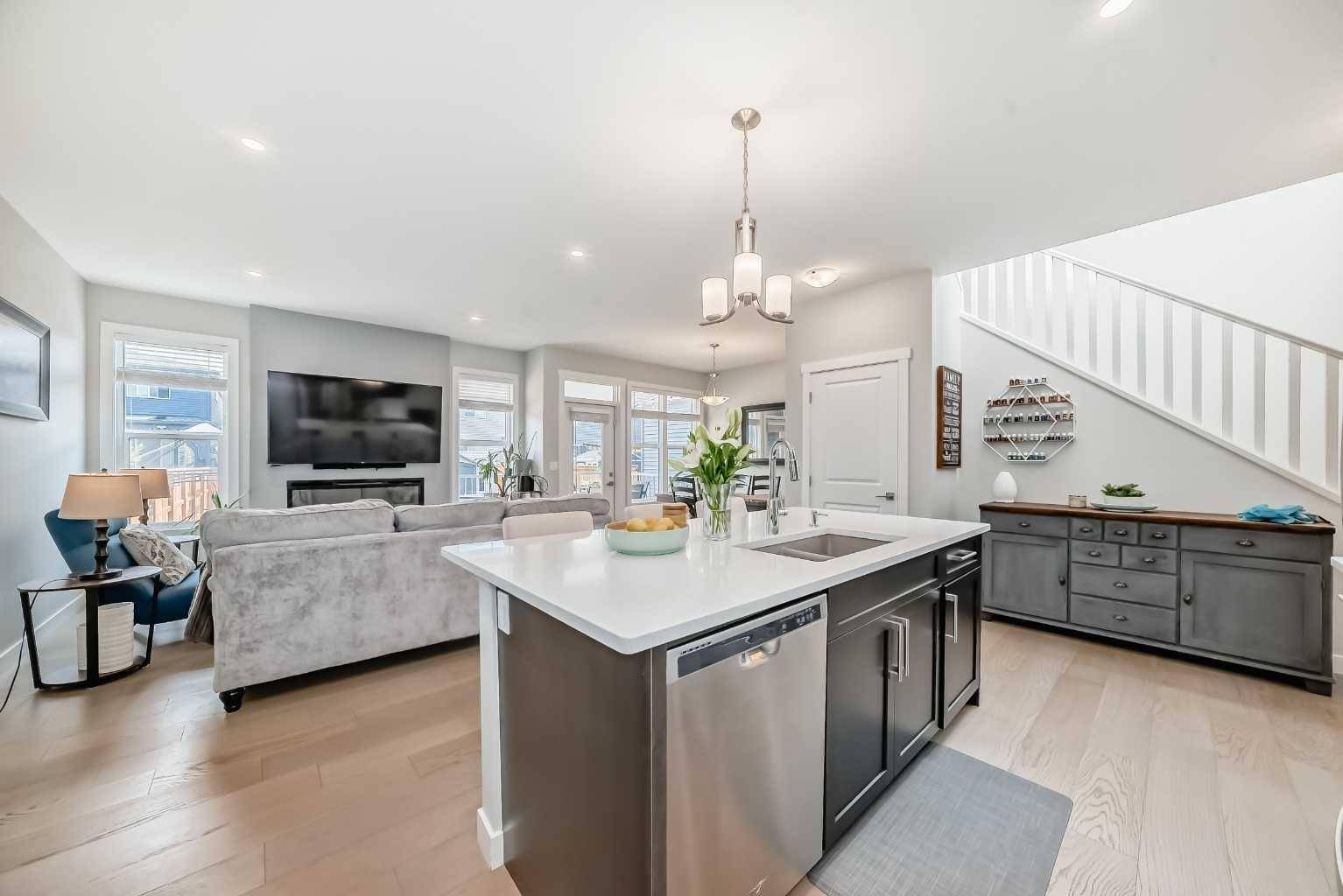Calgary, AB T2X 4N5,31 Belmont CRES SW