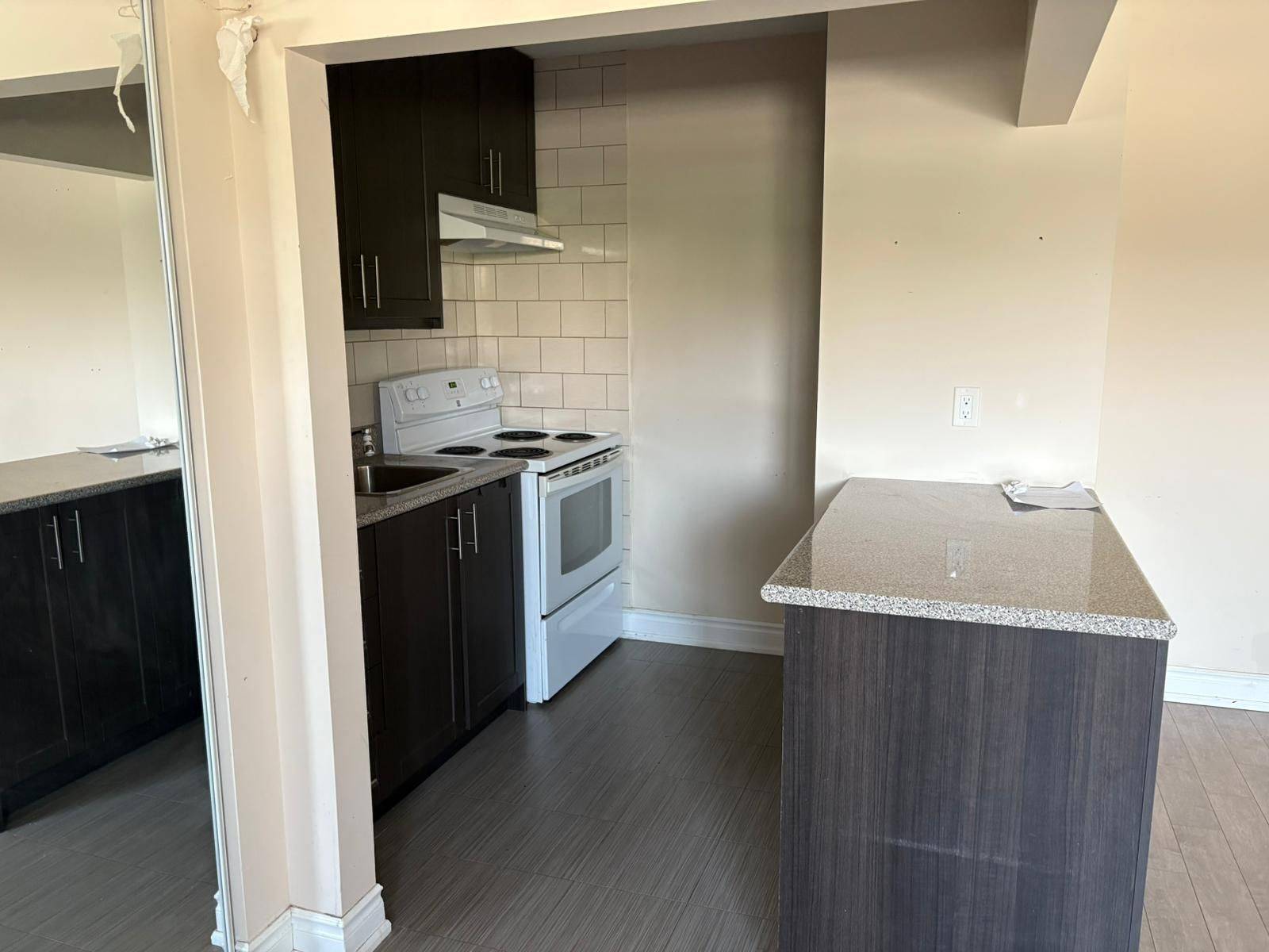 Aurora, ON L4G 1N3,14810 Yonge ST #214