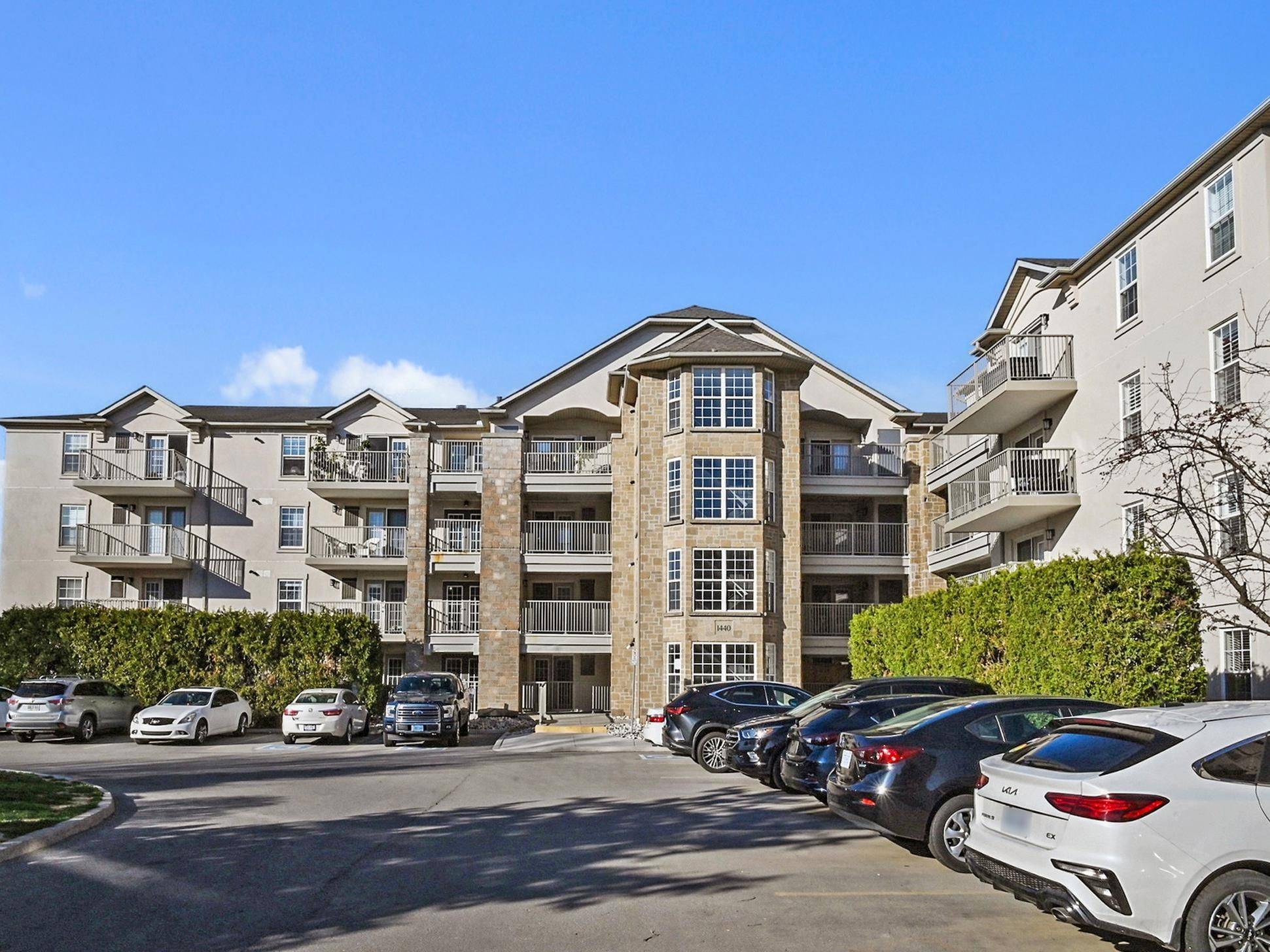 Oakville, ON L6M 4M9,1440 Bishops Gate #306