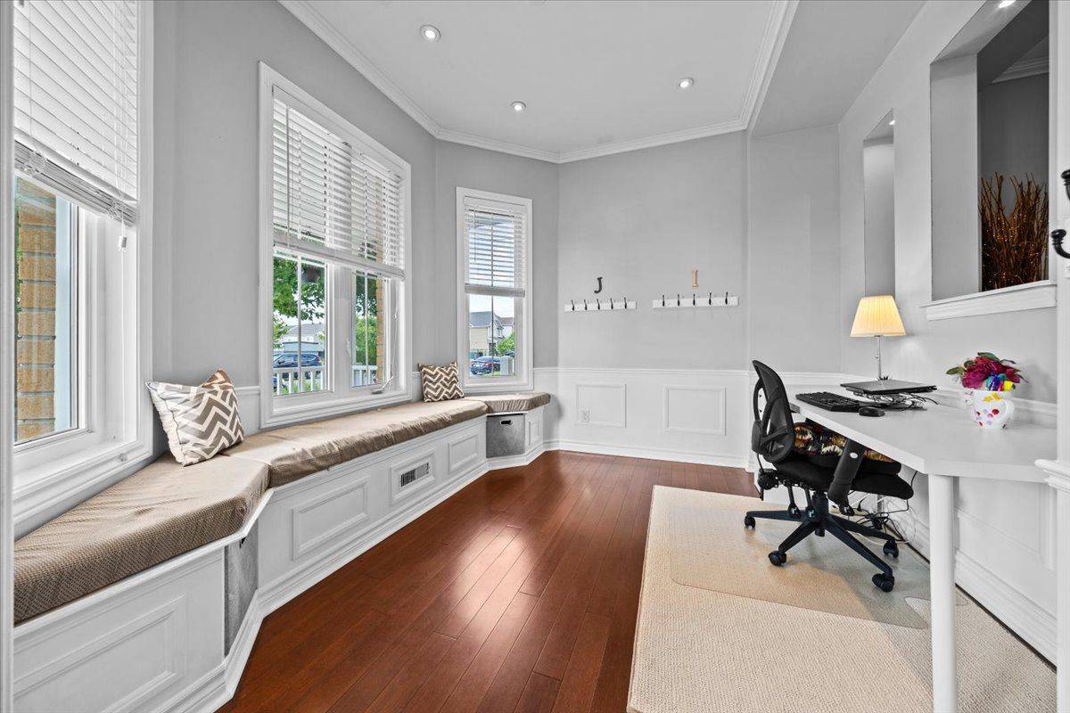 Barrhaven, ON K2J 5X1,585 Dundonald DR