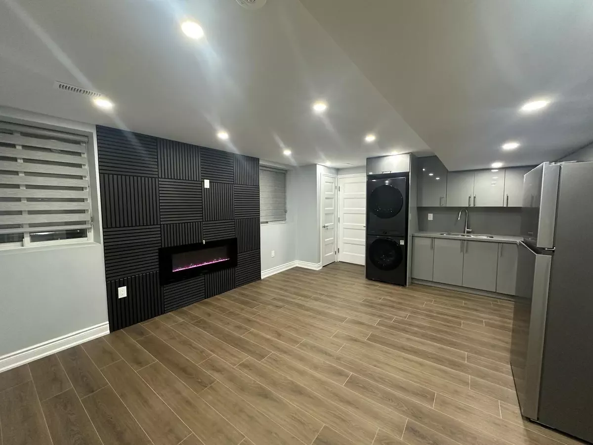 Milton, ON L9E 1X5,1394 lobelia CRES #lower unit