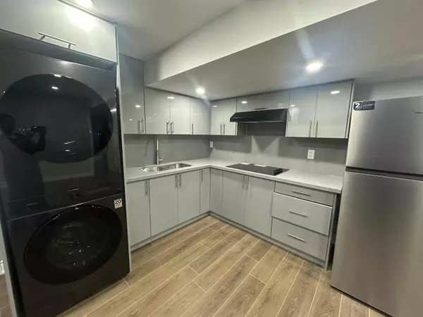 Milton, ON L9E 1X5,1394 lobelia CRES #lower unit