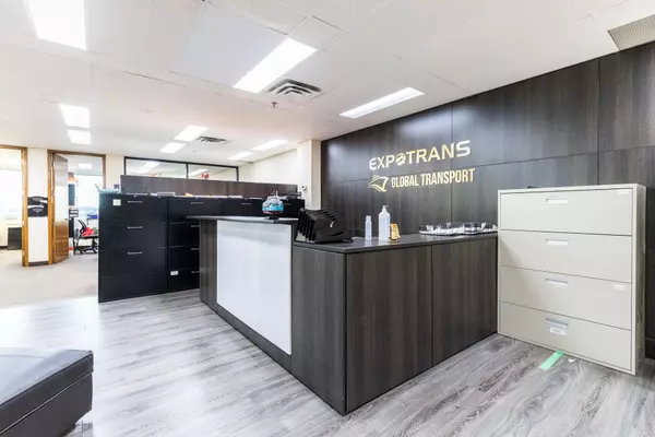 Mississauga, ON L4W 5A6,2800 Skymark AVE #309