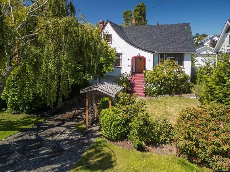 630 Oliver St, Oak Bay, BC V8S 4W3
