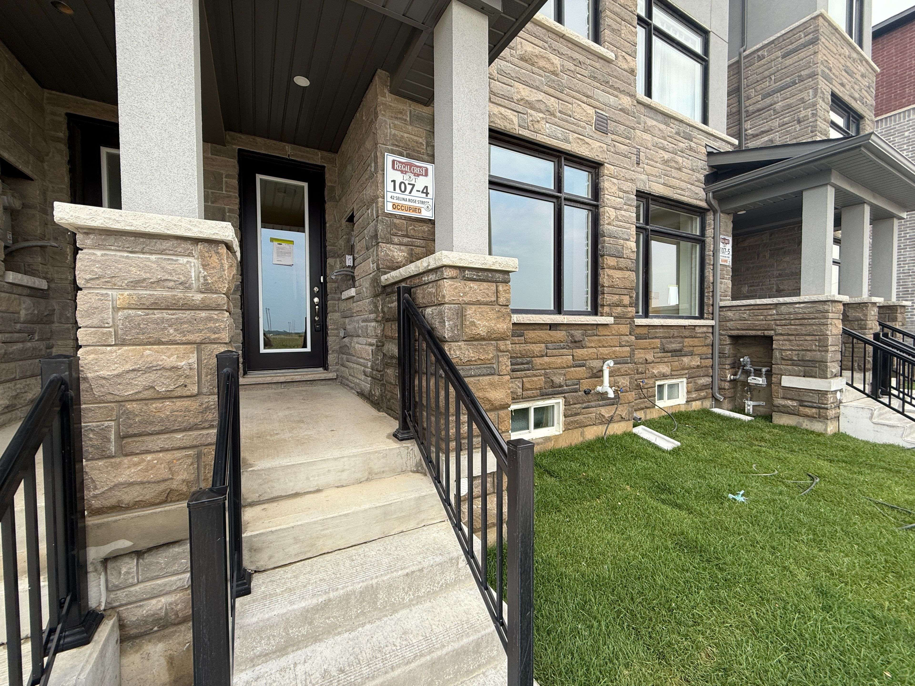 Markham, ON L6C 1N3,42 Selina Rose ST S #107-4