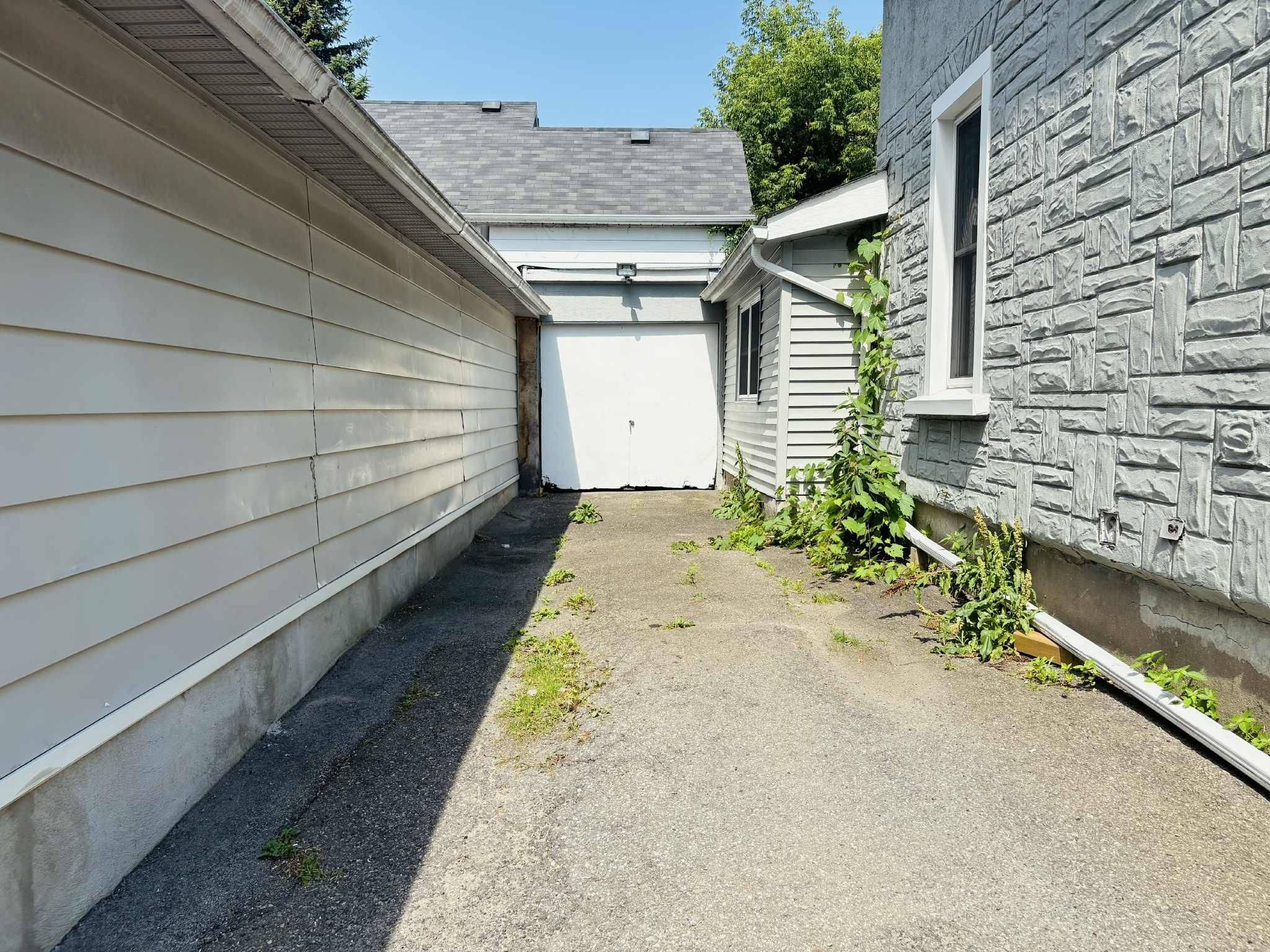 Brockville, ON K6V 2E5,107 Bethune ST