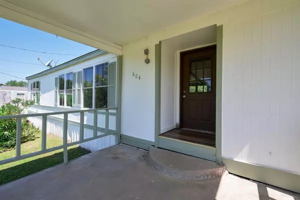 Mineral Wells, TX 76067,604 SW 21st Street