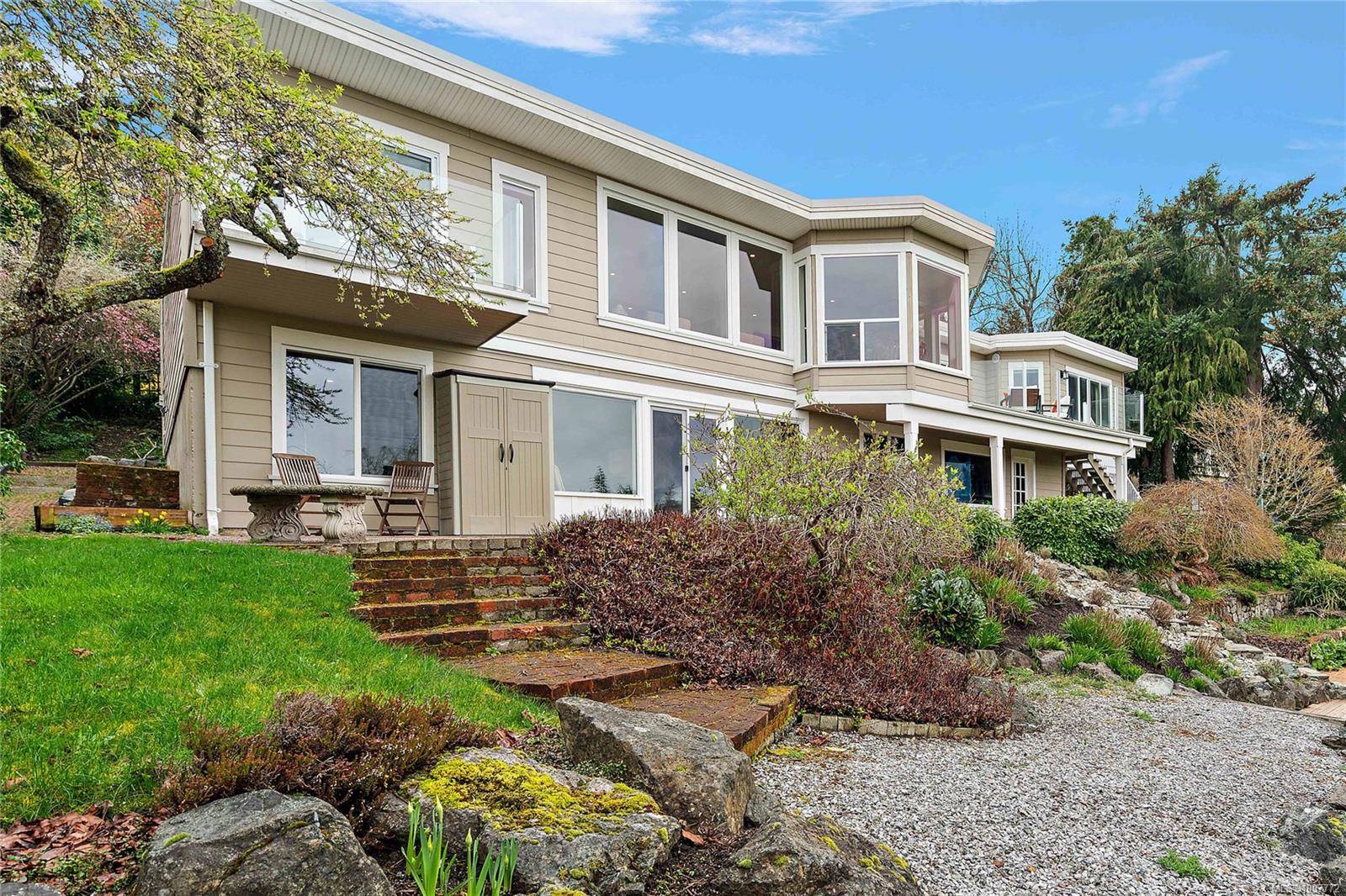 Saanich, BC V8Y 2G1,5055 Lochside Dr
