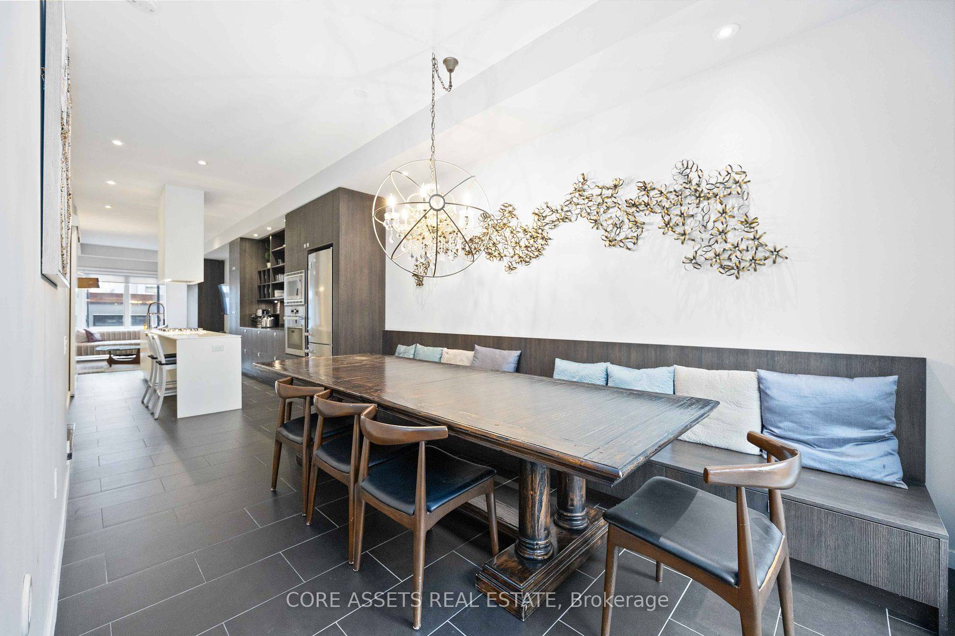 265 Roxton RD, Toronto C01, ON M6G 3R1