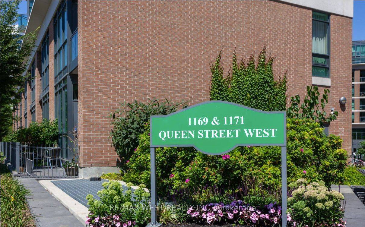 Toronto C01, ON M6J 0A5,1171 Queen ST W #401