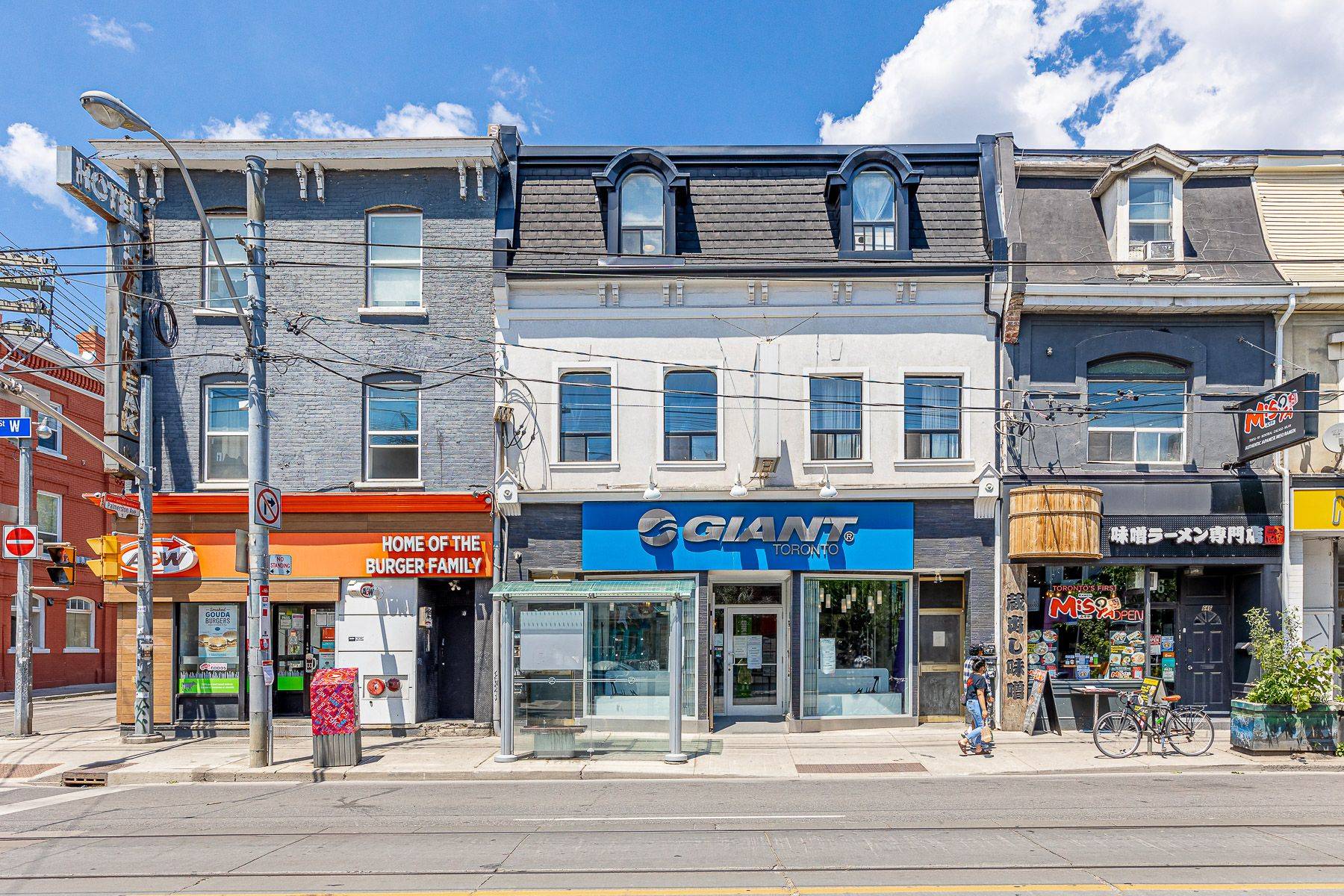 Toronto C01, ON M6J 1E4,650A Queen ST W ##2